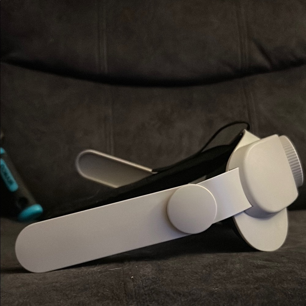 Oculus Black and White Standalone VR Headset Sleek Design